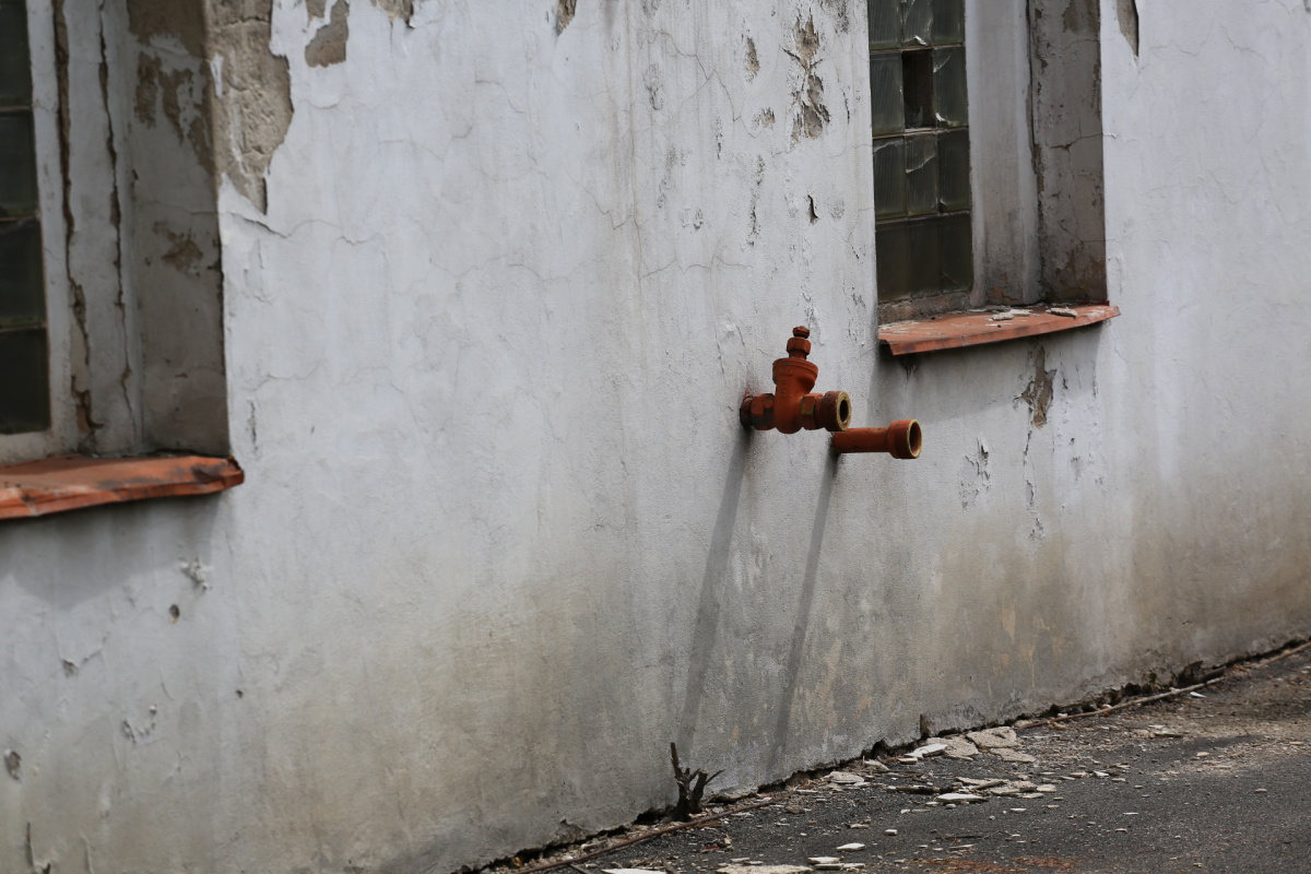 Chátrající zlíchovský lihovar