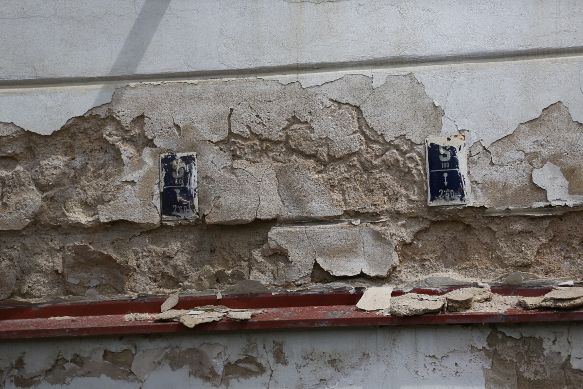 Chátrající zlíchovský lihovar