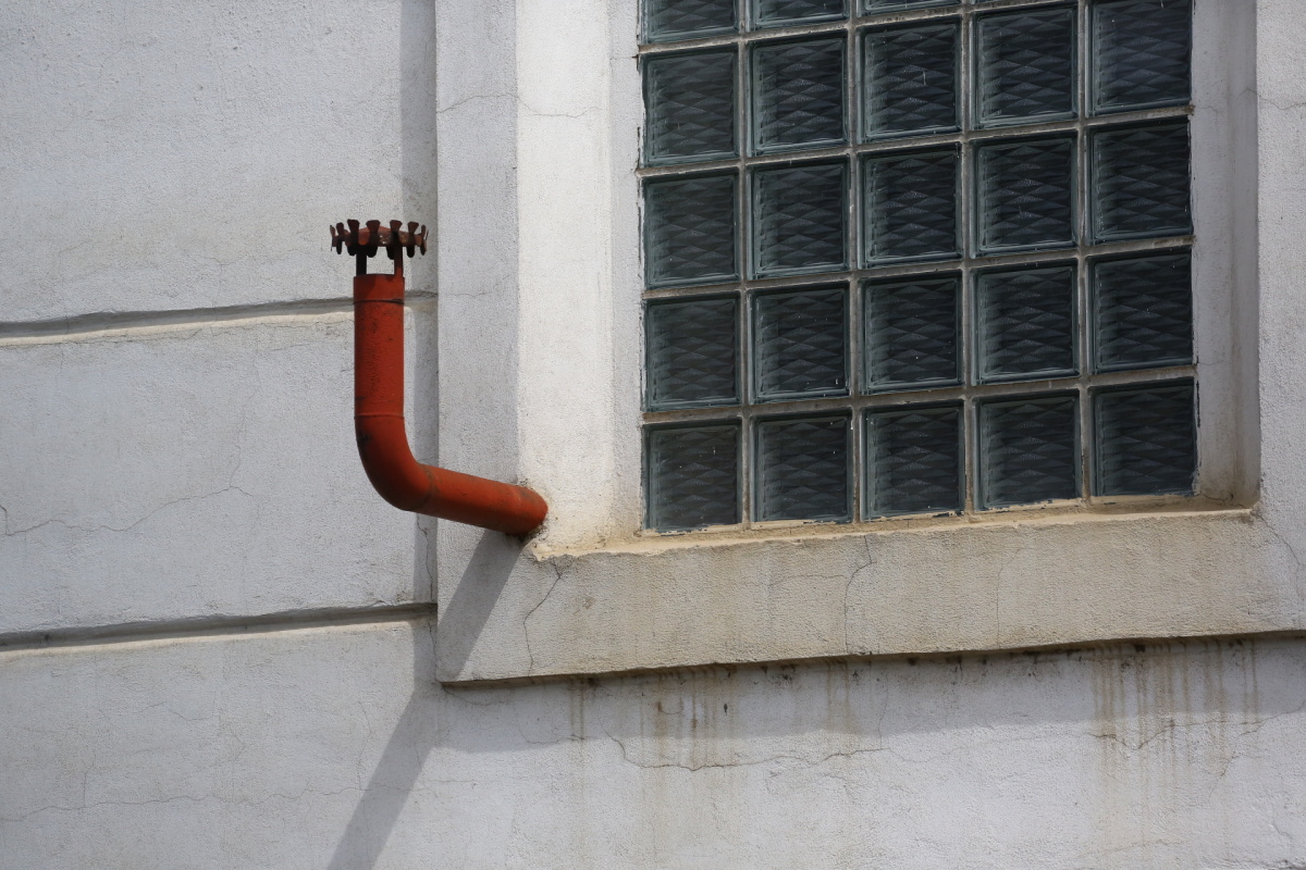 Chátrající zlíchovský lihovar