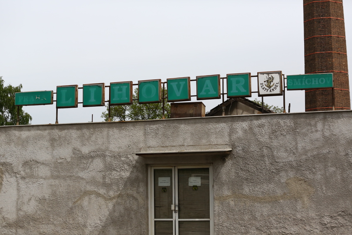 Chátrající zlíchovský lihovar