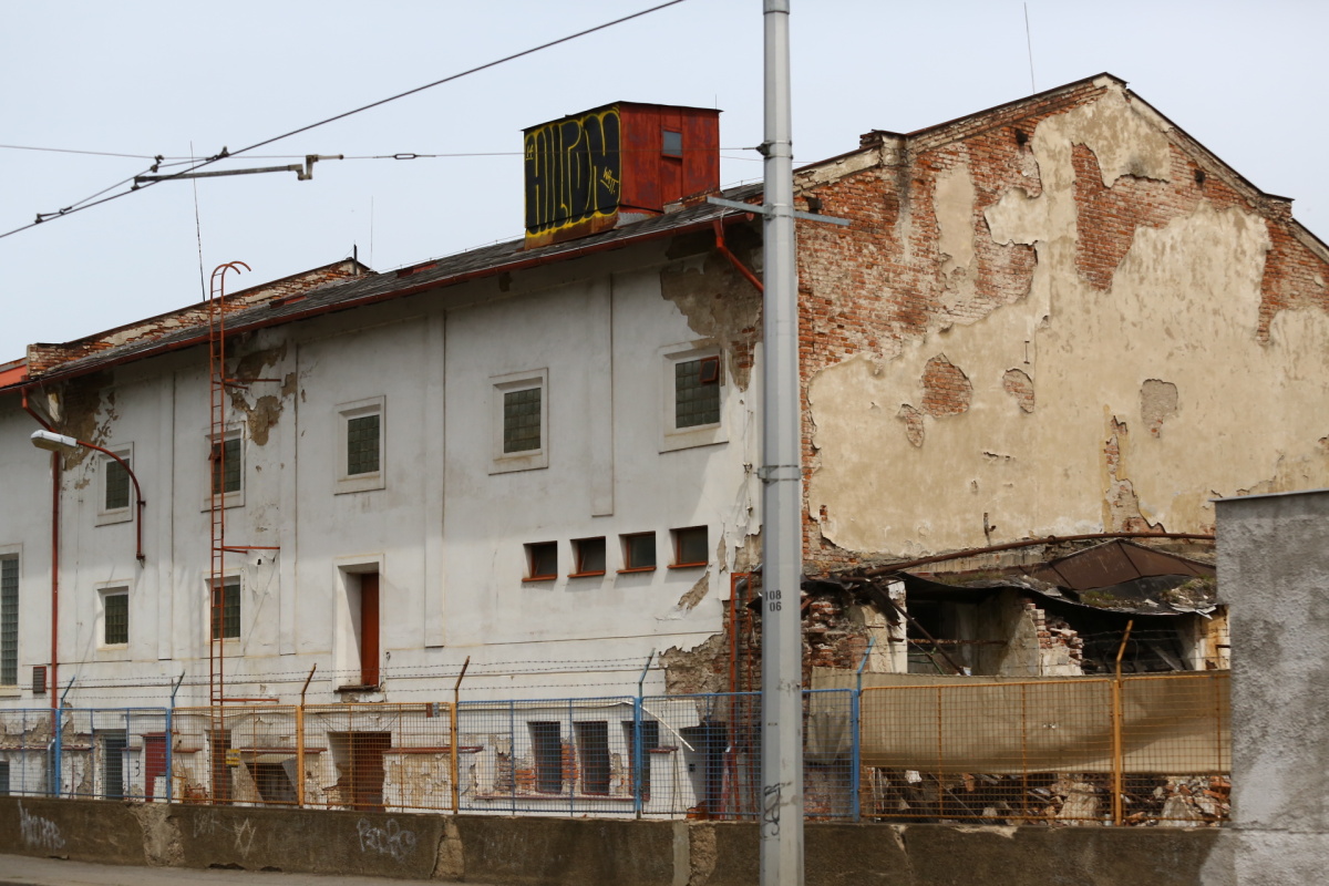 Chátrající zlíchovský lihovar