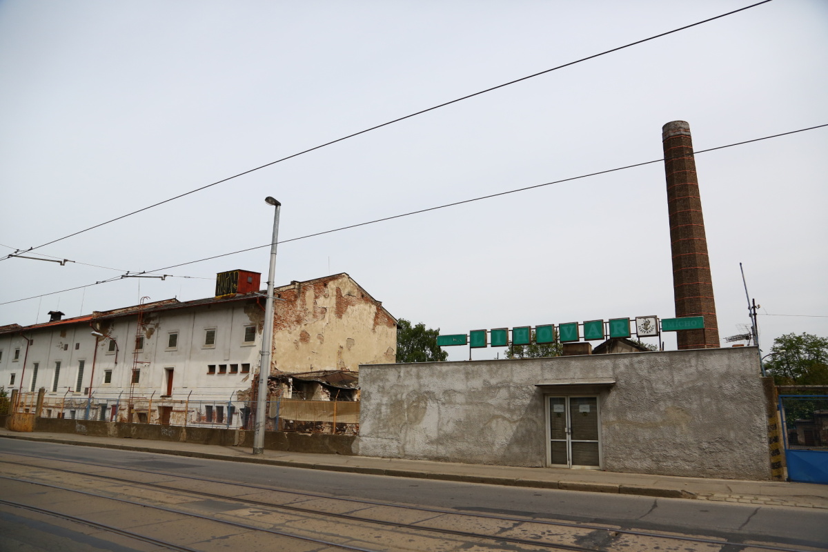 Chátrající zlíchovský lihovar