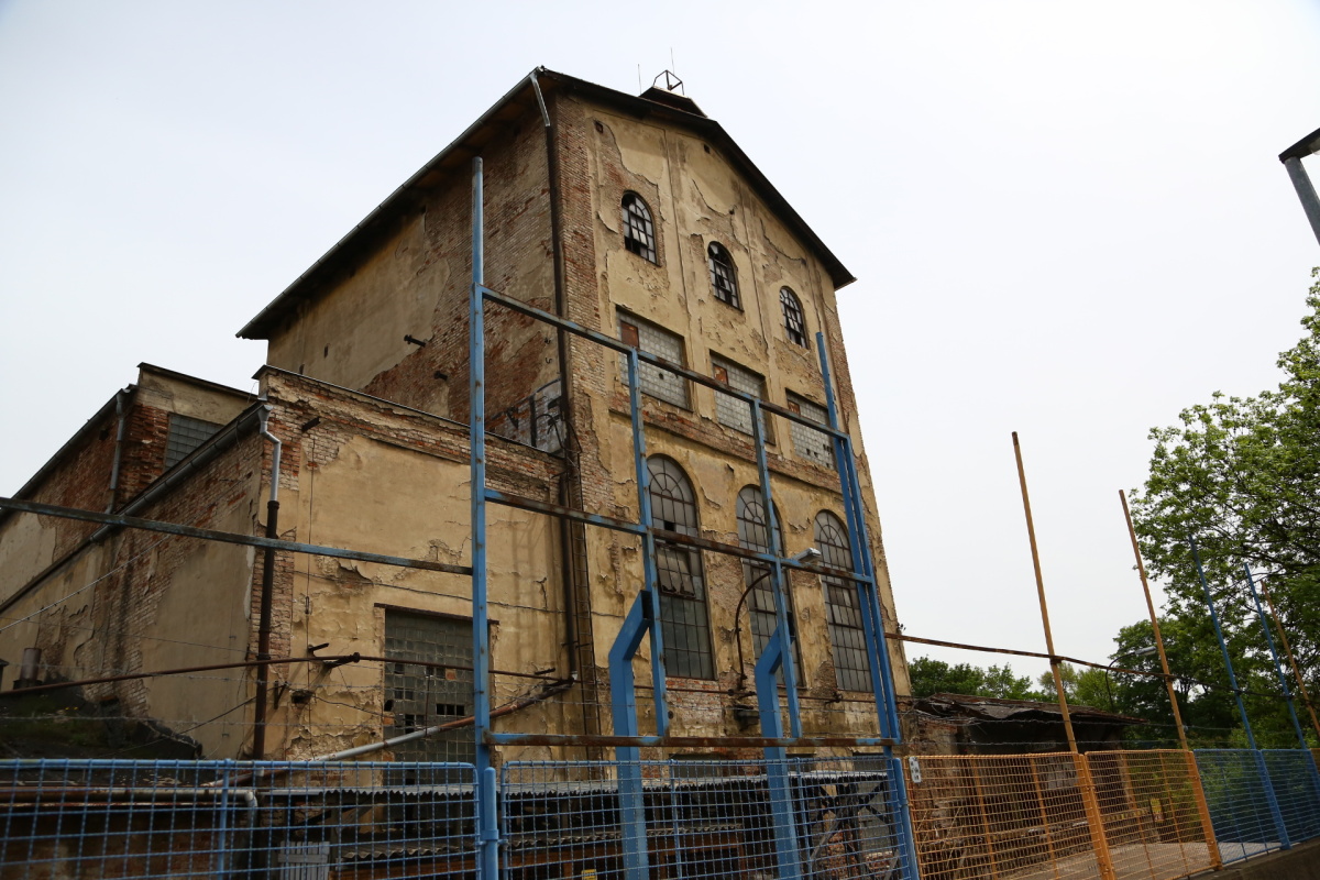 Chátrající zlíchovský lihovar