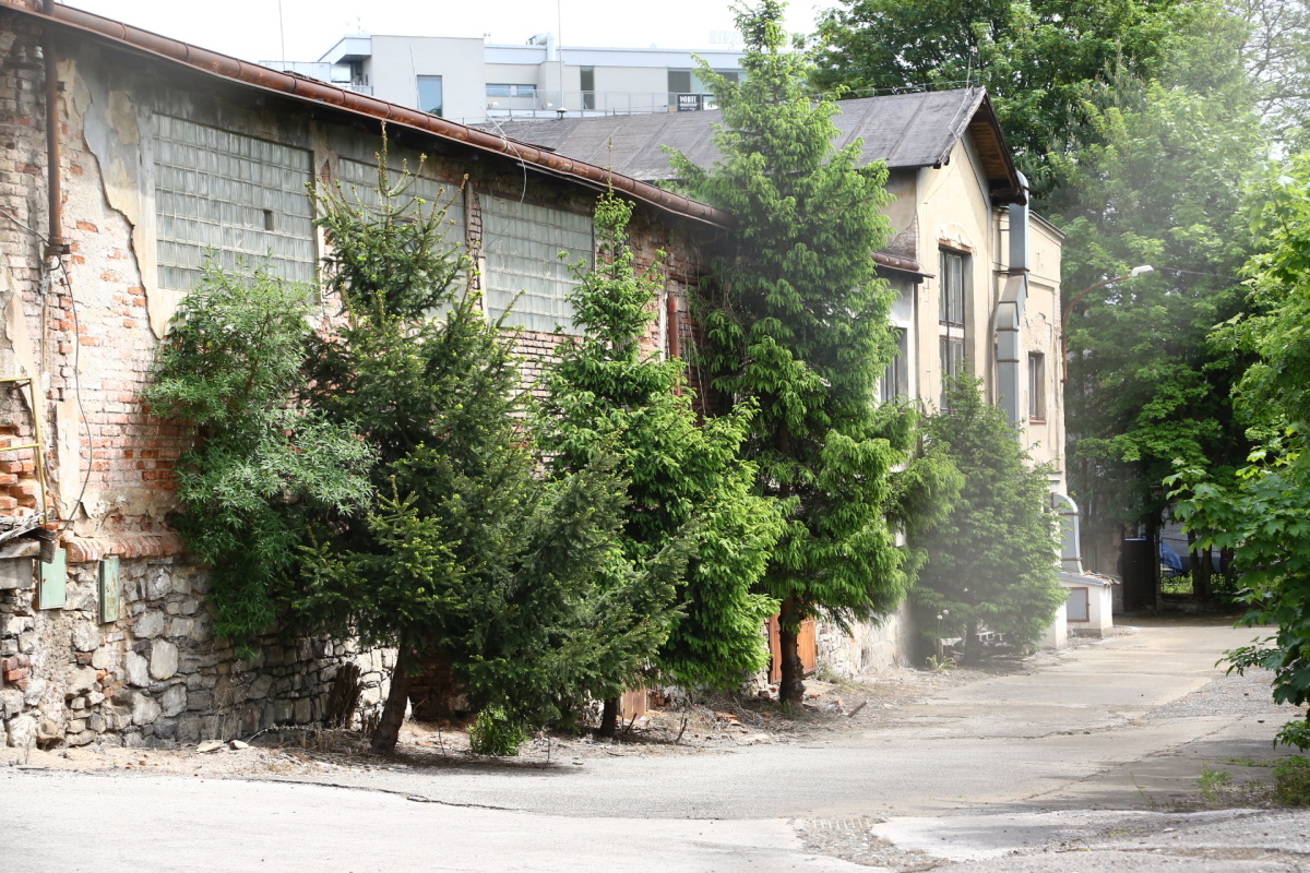 Chátrající zlíchovský lihovar