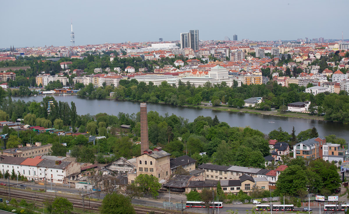 Chátrající zlíchovský lihovar