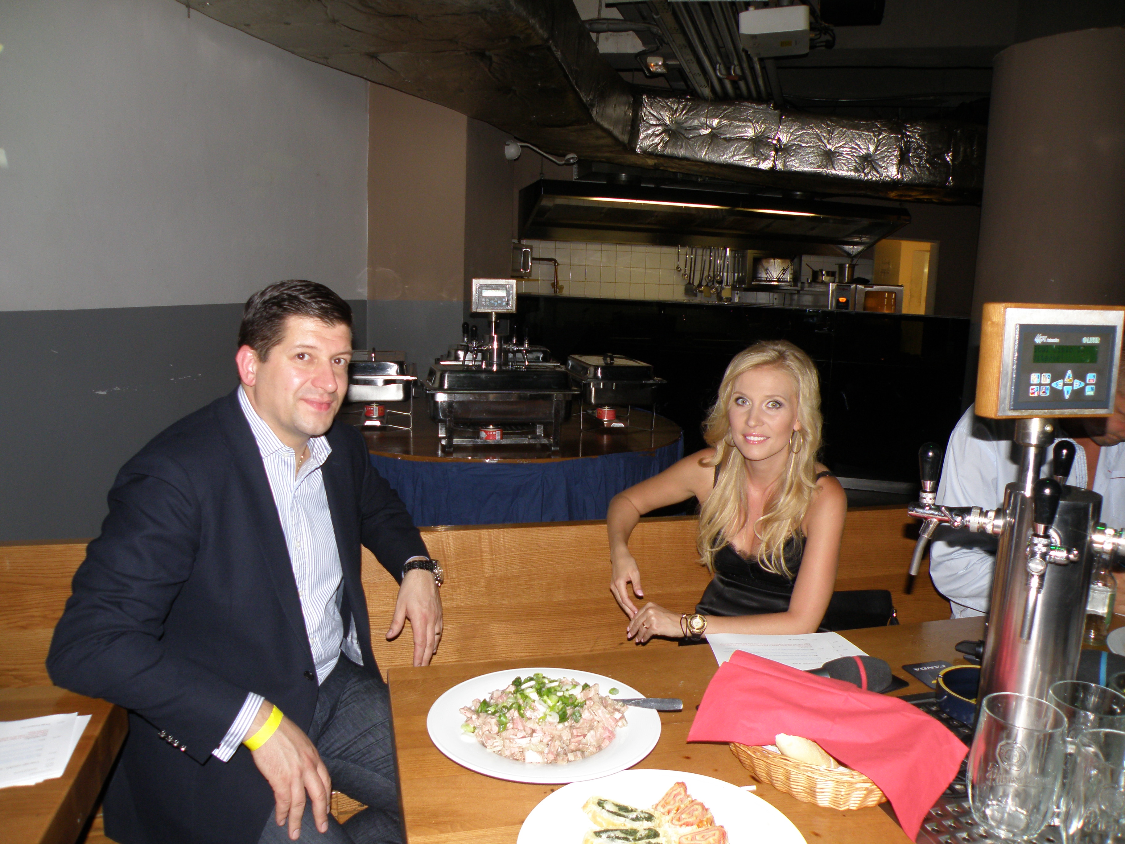 Generální ředitel Novy Jan Andruško měl na tiskové konferenci viditelně dobrou náladu. Pány svou přítomností potěšila tvář Televizních novin Michaela Ochotská.