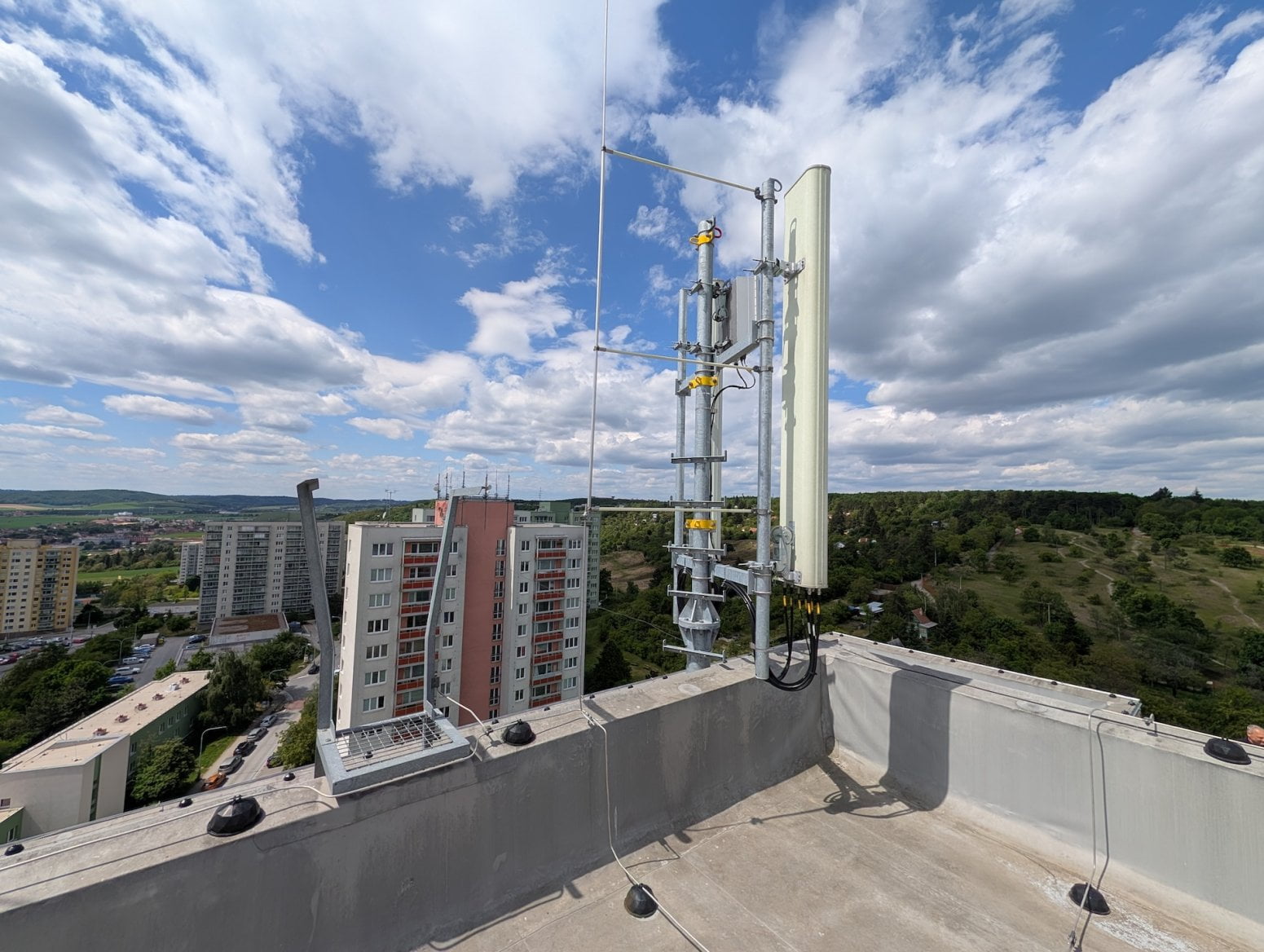 Mobilní vysílač CETIN a O2 na sídlišti Nový Lískovec v Brně