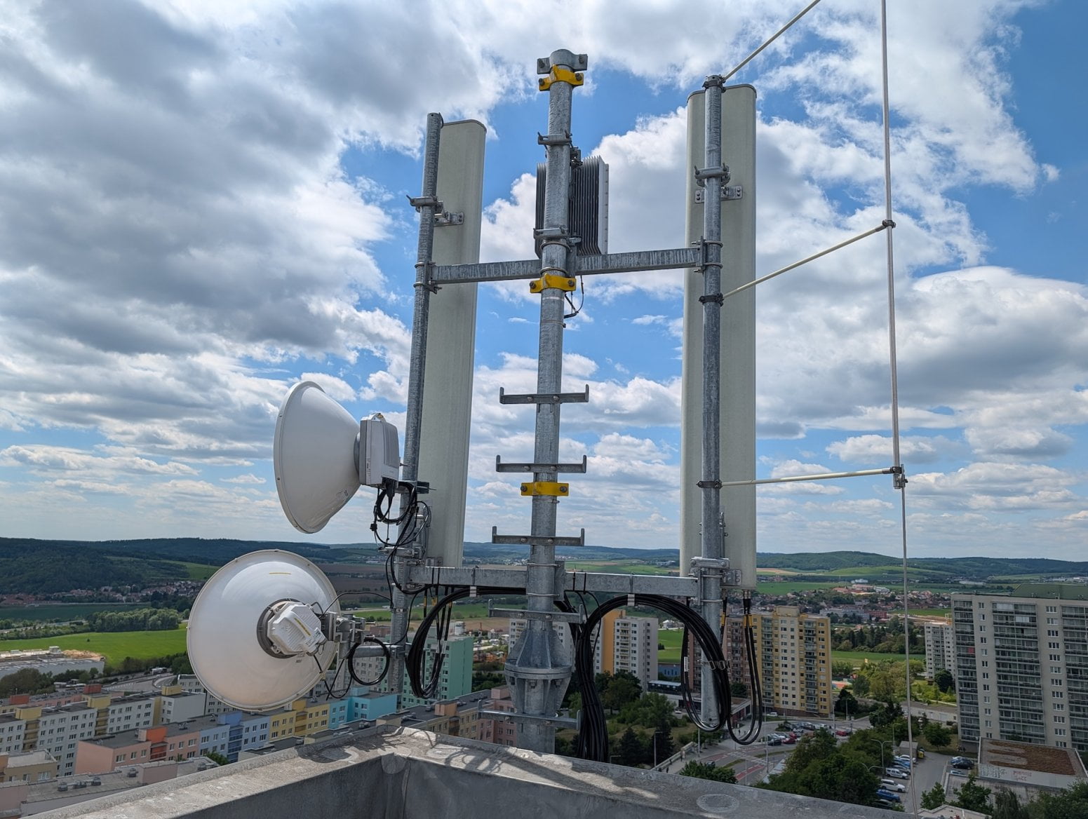 Mobilní vysílač CETIN a O2 na sídlišti Nový Lískovec v Brně