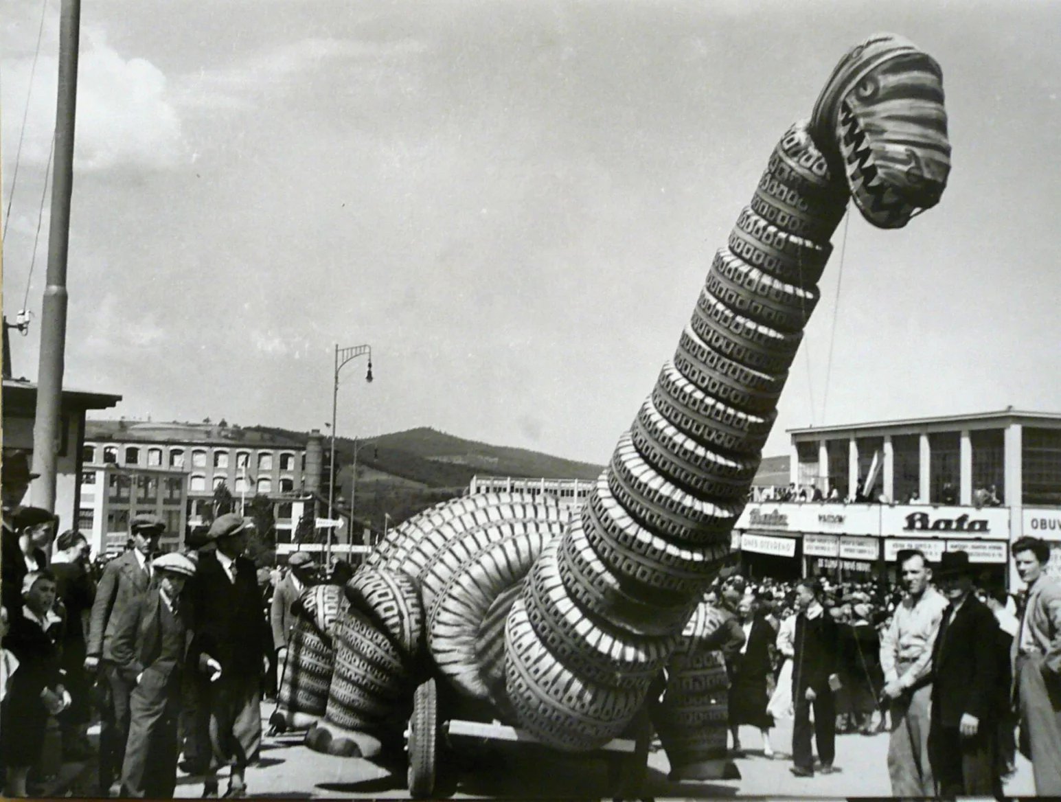 Reklamní dinosaurus na pneumatiky Baťa. 30. léta.