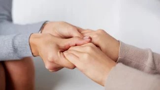 Rakovina nebo vážná nemoc. Jak ovlivní vaše finance a jaké dávky lze čerpat?