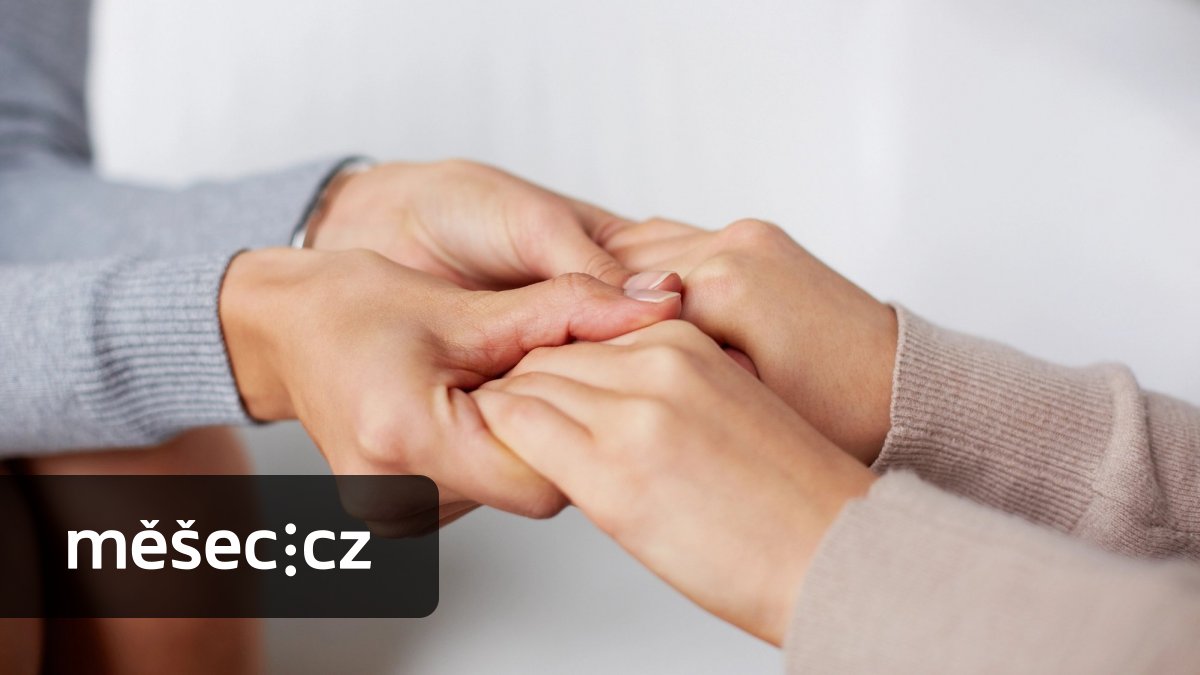 Pečující nejčastěji tápou v dávkách a nabídce sociálních služeb. Poradíme, kde hledat první pomoc