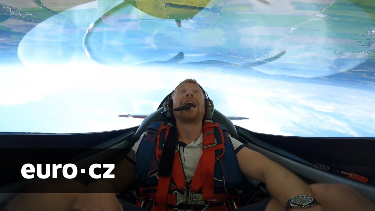 Akrobati z Flying Bulls nám dali křídla a pěkně s námi zatočili. A zároveň ukázali, na co se mohou těšit návštěvníci Aviatické poutě