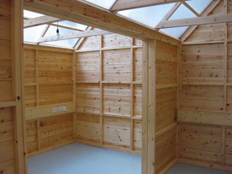 Vnitřní uspořádání jedné z domečkových kanceláři v Baltic Creative.