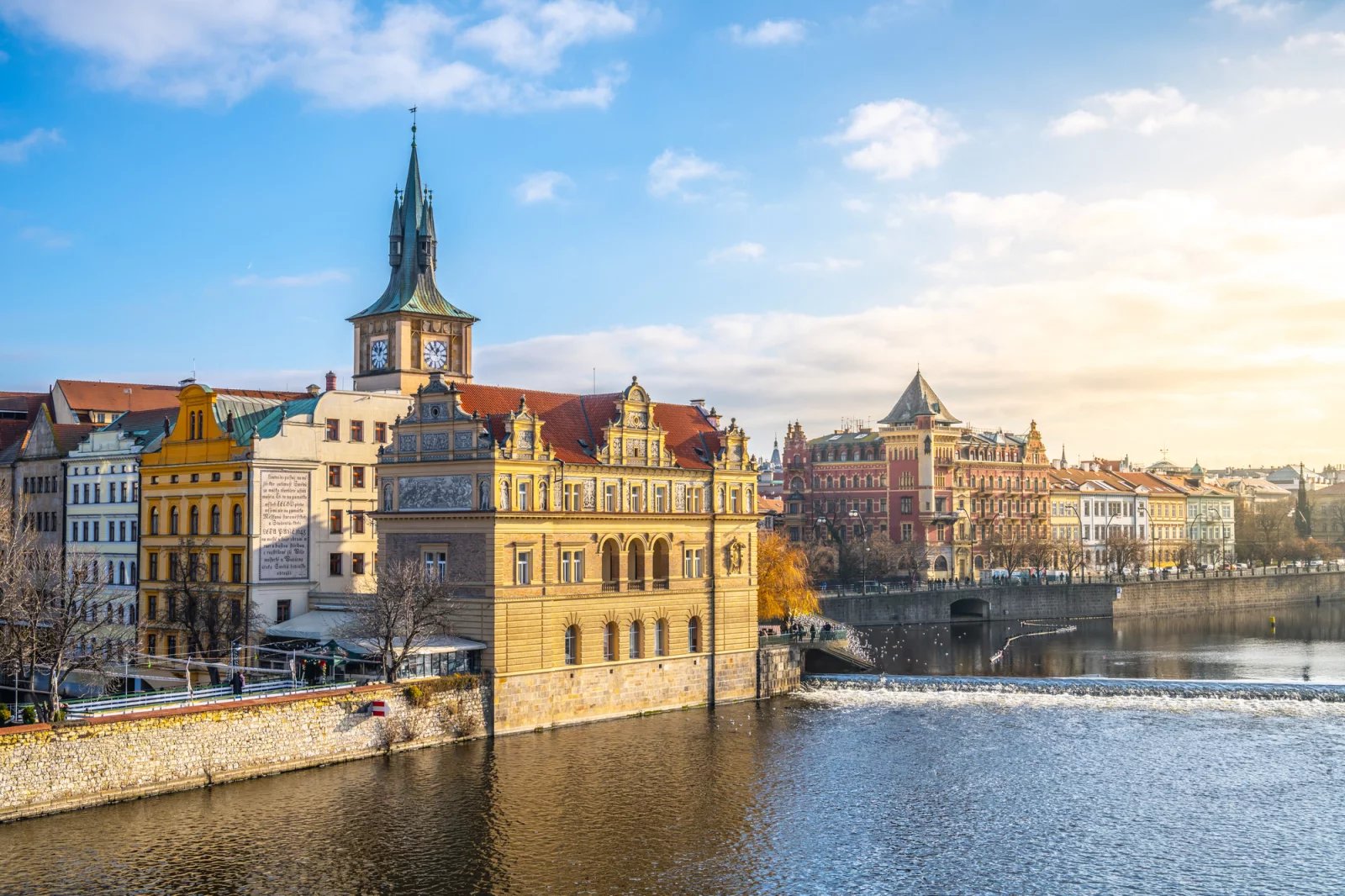 Současné sídlo muzea bylo slavnostně otevřeno dne 12. května 1936, do jeho areálu spadá i Staroměstská vodárenská věž. Před budovou muzea je umístěn i pomník skladatele Bedřicha Smetany od Josefa Malejovského.