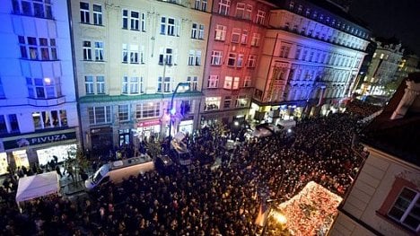 Náhledový obrázek - Po 30 letech byla Národní třída opět neprůchozí. Desetitisíce lidí si přišly připomenout listopadové události