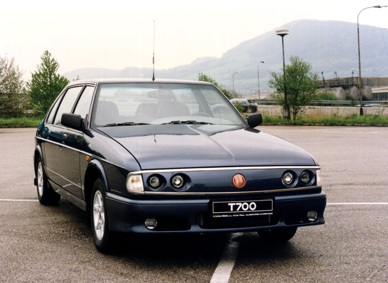 Klasický záběr z tovární zkušební dráhy: Tatra 700 se mohla (a měla) stát vládním korábem. Navzdory poněkud archaické koncepci s motorem vzadu jí k tomu nechyběl potenciál!