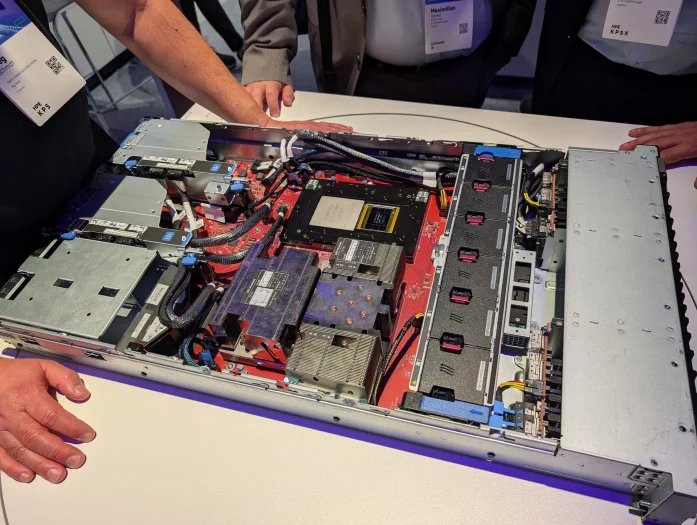 Server HPE ProLiant DL384 Gen12 s čipy Nvidia GH200 Grace Hopper