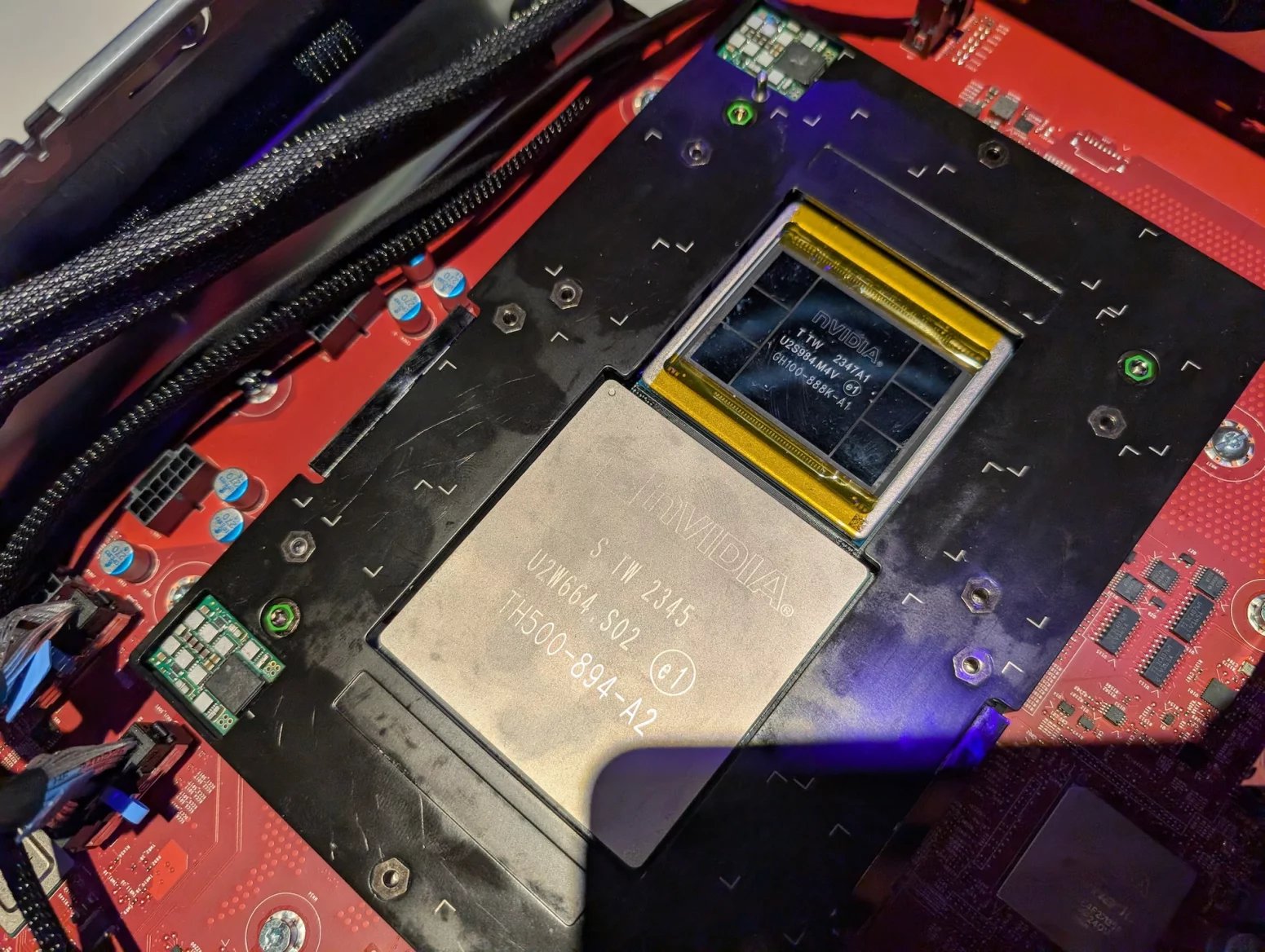 Server HPE ProLiant DL384 Gen12 s čipy Nvidia GH200 Grace Hopper