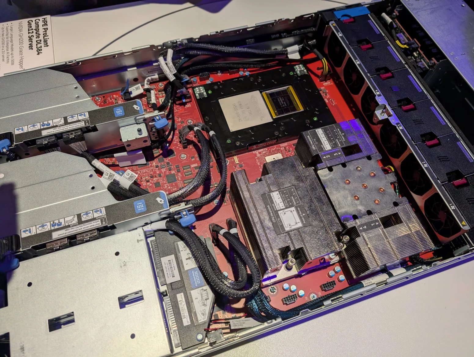 Server HPE ProLiant DL384 Gen12 s čipy Nvidia GH200 Grace Hopper