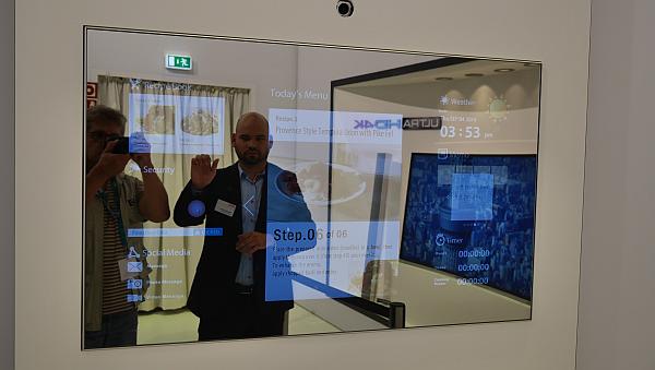 Toshiba zrcadlové LCD panely - Je jich více druhů jak pro domácí, tak firemní použití se zobrazováním nejrůznějších informací, jako např. počasí, těch co si stáhnou z vašeho náramku nebo šatů podle vašeho vkusu.