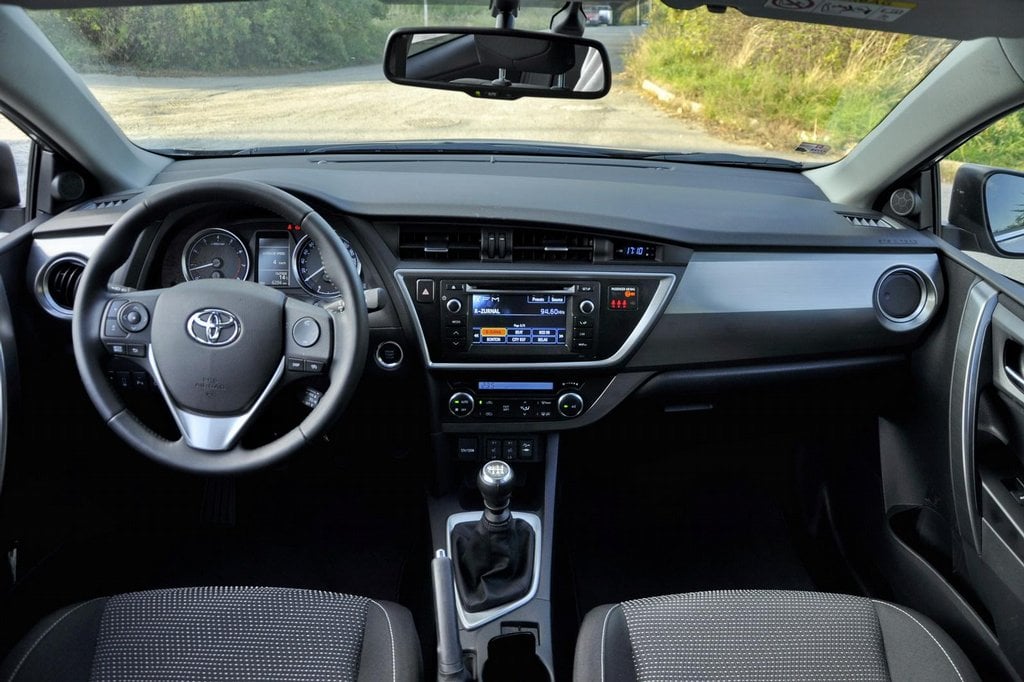 2013-05-toyota-auris-touring-sports-1-6-valvematic-12.jpg