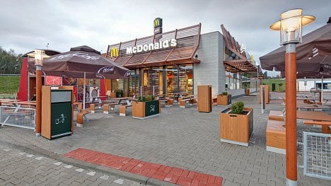 Náhledový obrázek - McDonald’s nahrazuje plastové příbory dřevěnými. Jen v Česku tím ušetří desítky tun plastů za rok