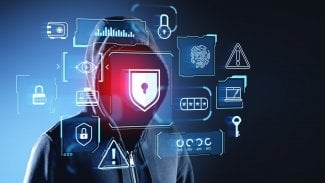 Hacker v kapuci, dvojitá expozice zářících ikon kybernetické bezpečnosti online, zámek a výstražný znak. Koncept obchodního soukromí, kybernetický útok, nebezpečí a únik informací.