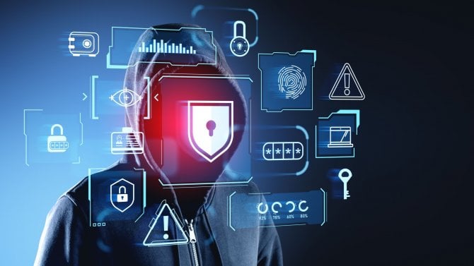 Hacker v kapuci, dvojitá expozice zářících ikon kybernetické bezpečnosti online, zámek a výstražný znak. Koncept obchodního soukromí, kybernetický útok, nebezpečí a únik informací.