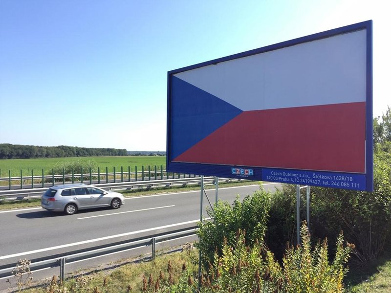 Majitelé billboardů oblepili reklamní plochy u dálnic vlajkami ČR. Chtějí tak upozornit na zákonnou úpravu, která nově zakazuje umísťování reklamních nosičů ve vzdálenosti až 250 metrů od vozovky. Považují ji za nesmyslnou. Billboardy by měly zmizet do začátku září. Snímek byl pořízen 29. srpna na dálnici D11 u obce Velenka na Nymbursku. 