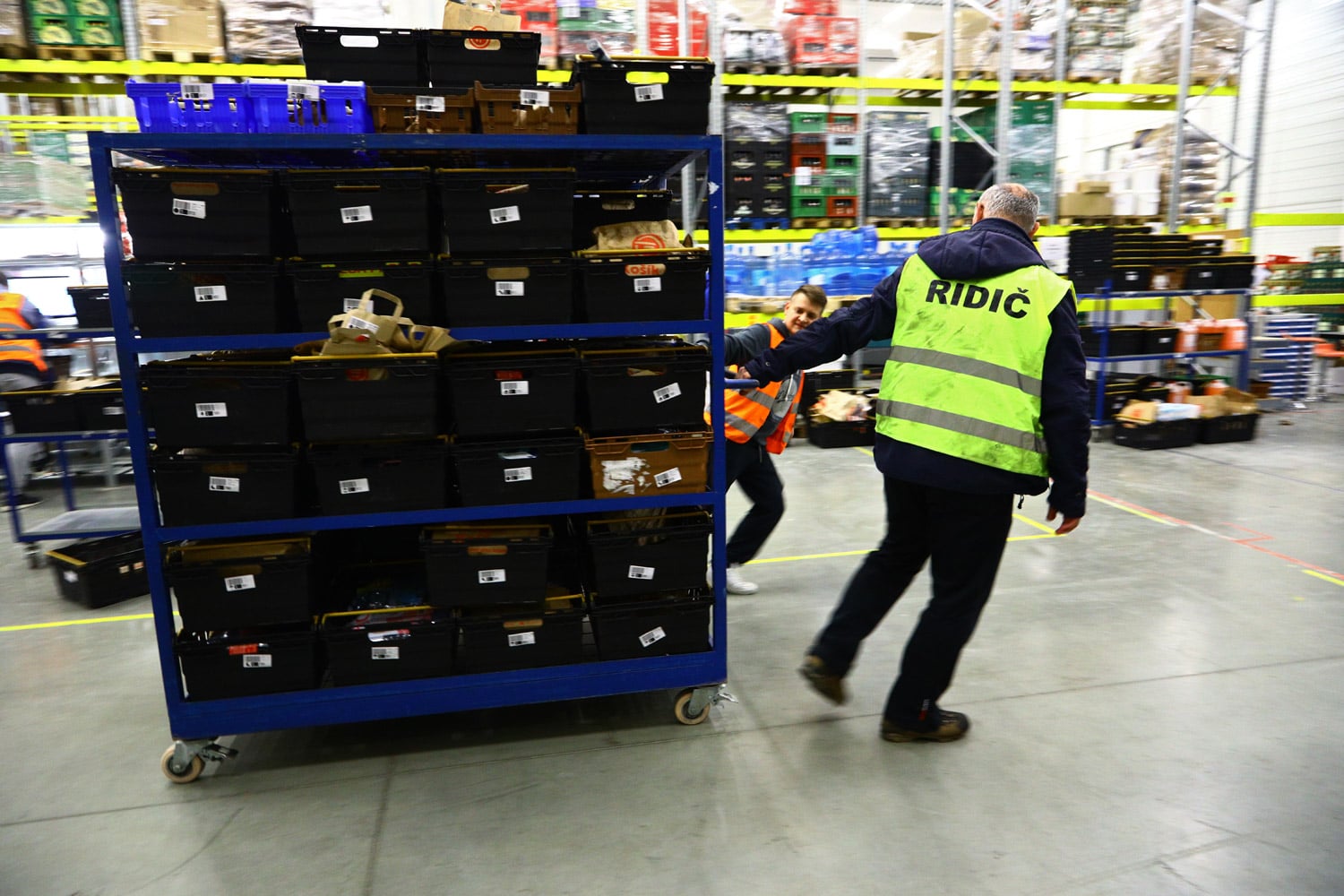 Podívejte se do zázemí online supermarketu Košík.cz