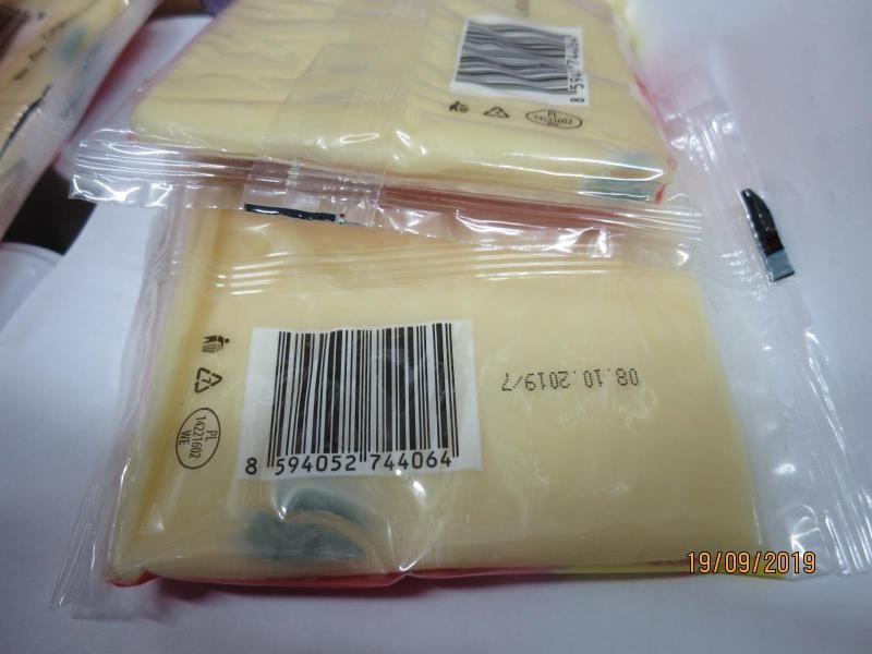 Nebezpečné potraviny - prodejna  Chung Tran Thi Kim, Teplice, Zlatý sýr EIDAM plátky 30%. Na povrchu potraviny se vyskytovala plíseň viditelná pouhým okem přes neporušený obal výrobku. Při kontrole nebyly zjištěny nevyhovující teploty skladování tohoto výrobku. Výrobek neměl prošlé datum minimální trvanlivosti.