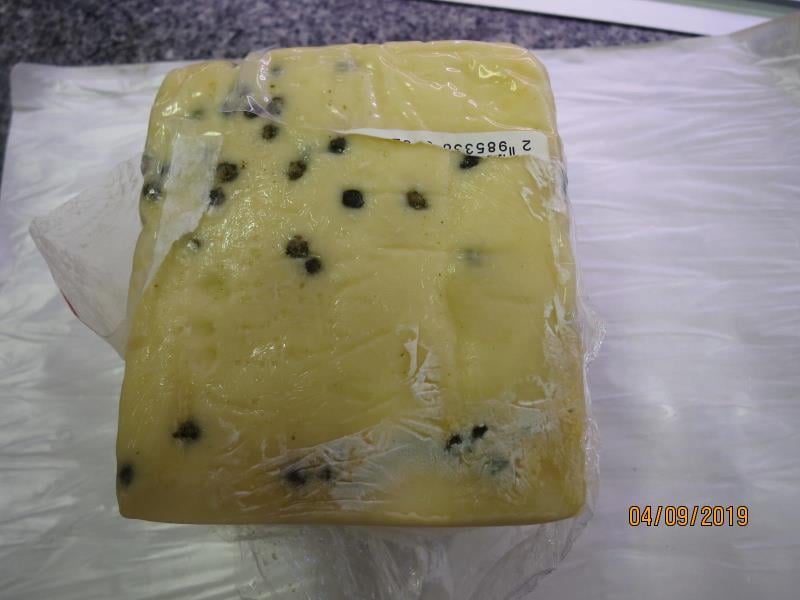 Nebezpečné potraviny - prodejna JIP východočeská, Krupka, sýr Moravia EXCELENT GOLG se zeleným pepřem a chilli. Na povrchu výrobku se vyskytovala plíseň viditelná pouhým okem. Vzorek byl odebrán z načatého balení. Při kontrole nebyly zjištěny nevyhovující teploty skladování tohoto výrobku. Výrobek neměl prošlé datum minimální trvanlivosti.