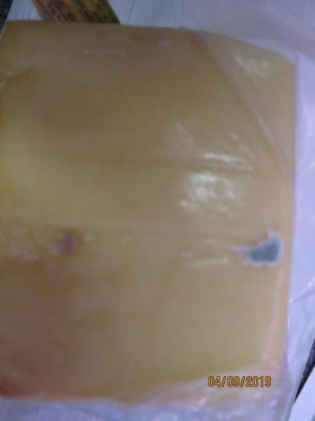 Nebezpečné potraviny - prodejna JIP východočeská, Krupka, sýr EXCELENT GOLD s olivami. Na povrchu výrobku se vyskytovala plíseň viditelná pouhým okem. Vzorek byl odebrán z načatého balení. Při kontrole nebyly zjištěny nevyhovující teploty skladování tohoto výrobku. Potravina měla neznámé datum spotřeby stanovené výrobcem.