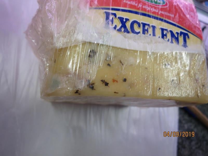 Nebezpečné potraviny - prodejna JIP východočeská, Krupka, sýr Moravia EXCELENT GOLG s rajčaty a bazalkou. Na povrchu výrobku se vyskytovala plíseň viditelná pouhým okem. Vzorek byl odebrán z načatého balení. Při kontrole nebyly zjištěny nevyhovující teploty skladování tohoto výrobku. Výrobek neměl prošlé datum minimální trvanlivosti.