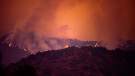 Lidé skupují vypálené pozemky v Los Angeles ve velkém. Riziko dalších požárů je ale obrovské