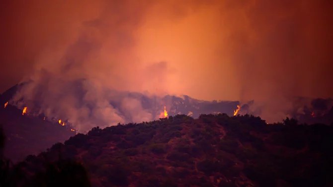 Hořící okolí města Los Angeles