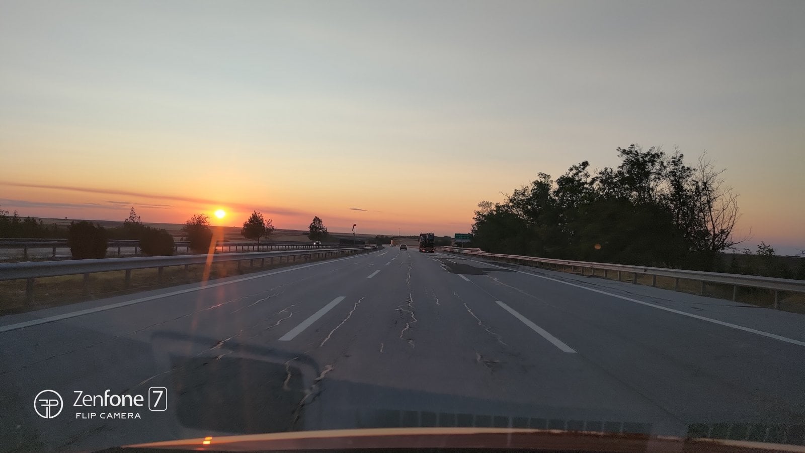 Dálnice O3 v regionu Edirne, nedaleko obce Söğütlüdere, Turecko (13. 09. 2025)