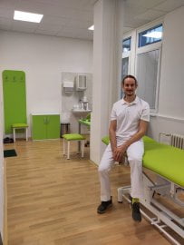 Martin Bárta ve své ordinaci Fyzioterapie Bártovi