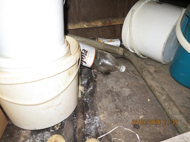 BETYS group s.r.o., RESTAURACE KVĚTEN, Praha 10. Uzavřena pouze část provozovny – kuchyň. Zjištěné skutečnosti: Výrazně zanedbaný úklid, výrazné znečištění všech prostor, nečistoty na stěnách, podlaze, na regálech či zařízeních, silně znečistěná chladicí zařízení (nejsou jiné skladovací prostory) ad.