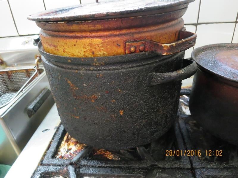 BETYS group s.r.o., RESTAURACE KVĚTEN, Praha 10. Uzavřena pouze část provozovny – kuchyň. Zjištěné skutečnosti: Výrazně zanedbaný úklid, výrazné znečištění všech prostor, nečistoty na stěnách, podlaze, na regálech či zařízeních, silně znečistěná chladicí zařízení (nejsou jiné skladovací prostory) ad.