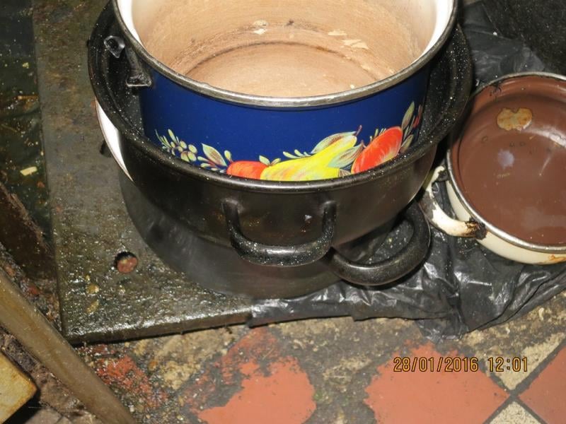 BETYS group s.r.o., RESTAURACE KVĚTEN, Praha 10. Uzavřena pouze část provozovny – kuchyň. Zjištěné skutečnosti: Výrazně zanedbaný úklid, výrazné znečištění všech prostor, nečistoty na stěnách, podlaze, na regálech či zařízeních, silně znečistěná chladicí zařízení (nejsou jiné skladovací prostory) ad.