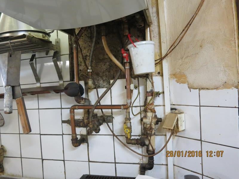 BETYS group s.r.o., RESTAURACE KVĚTEN, Praha 10. Uzavřena pouze část provozovny – kuchyň. Zjištěné skutečnosti: Výrazně zanedbaný úklid, výrazné znečištění všech prostor, nečistoty na stěnách, podlaze, na regálech či zařízeních, silně znečistěná chladicí zařízení (nejsou jiné skladovací prostory) ad.