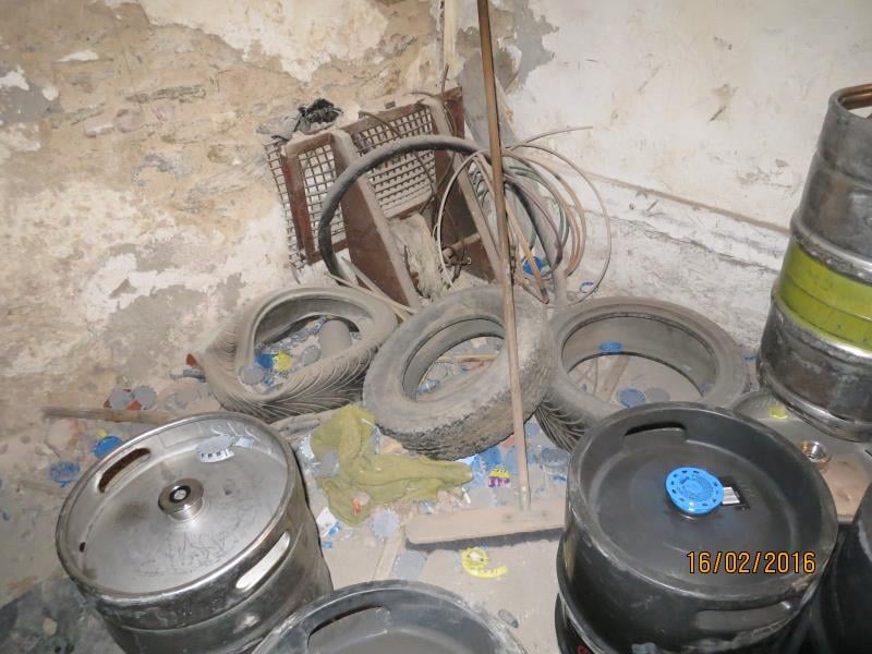 Michal Klatka: PIVNICE DYMOKURSKÁ, Kolín. Uzavřena pouze část provozovny - pivní sklep. Zjištěné skutečnosti: Nefunkčnost toalet, nezajištěn přístup teplé vody pro očistu rukou, výrazně zanedbaný úklid, hromadění odpadů, nečistoty na podlaze, poškození stěn a stropu