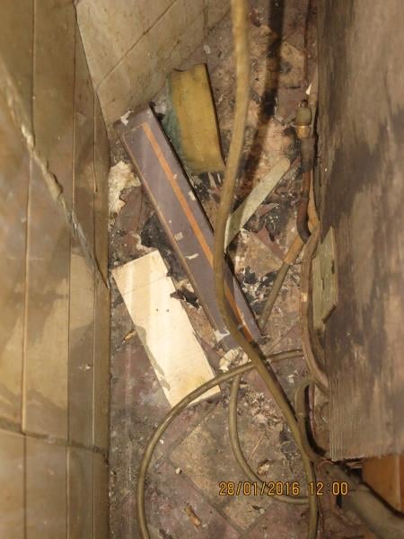 BETYS group s.r.o., RESTAURACE KVĚTEN, Praha 10. Uzavřena pouze část provozovny – kuchyň. Zjištěné skutečnosti: Výrazně zanedbaný úklid, výrazné znečištění všech prostor, nečistoty na stěnách, podlaze, na regálech či zařízeních, silně znečistěná chladicí zařízení (nejsou jiné skladovací prostory) ad.