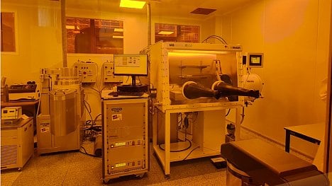 Neproklouzne ani smítko. ČVUT otevřela laboratoř na výzkum čipů a polovodičů