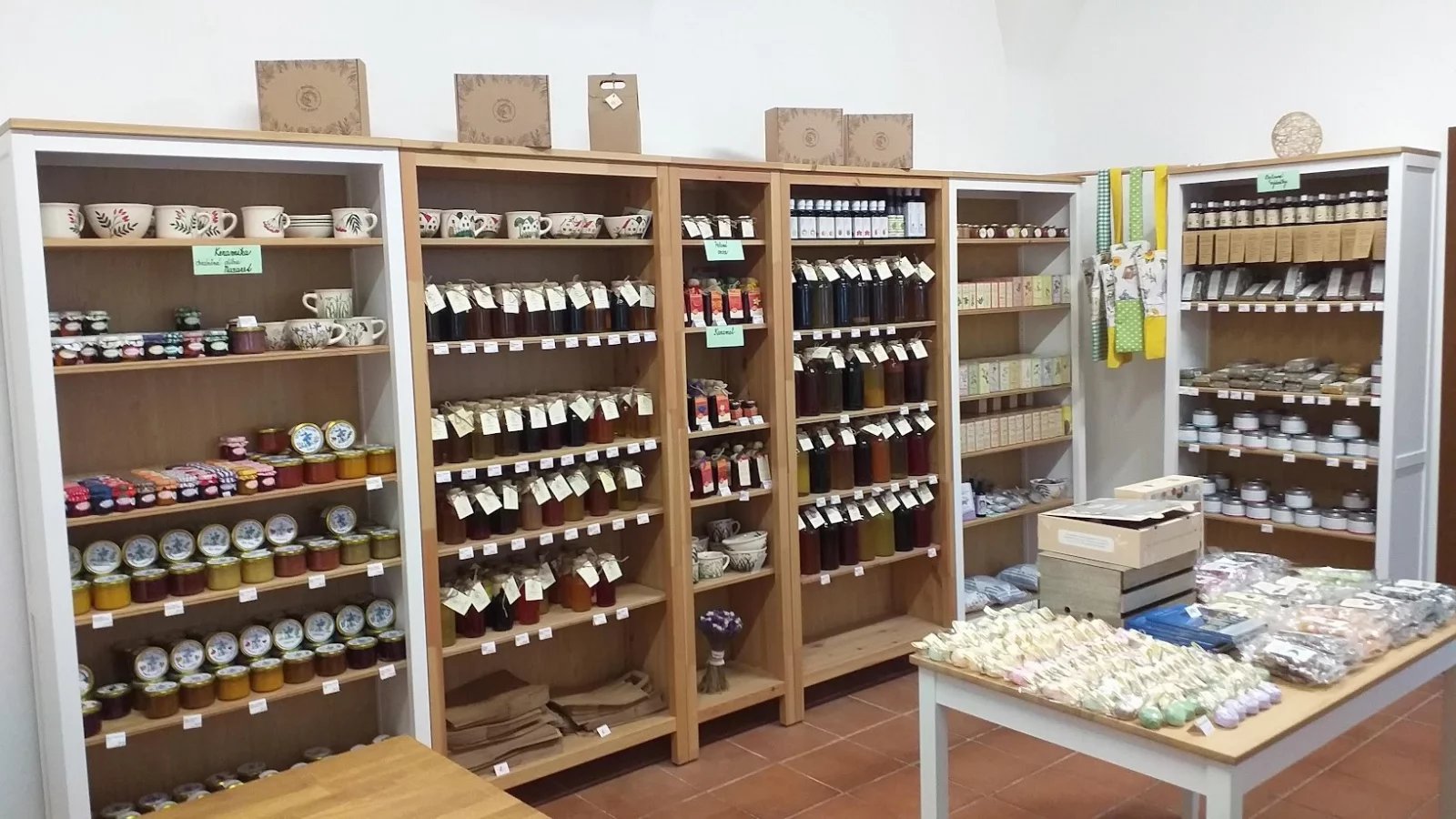 Obchod se sirupy Bylinky od Světa a dalším zbožím v Třeboni