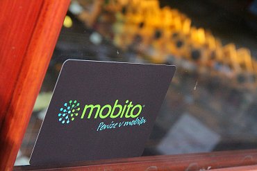 Obchody, kde se dá platit s Mobitem, jsou označeny nálepkou. 