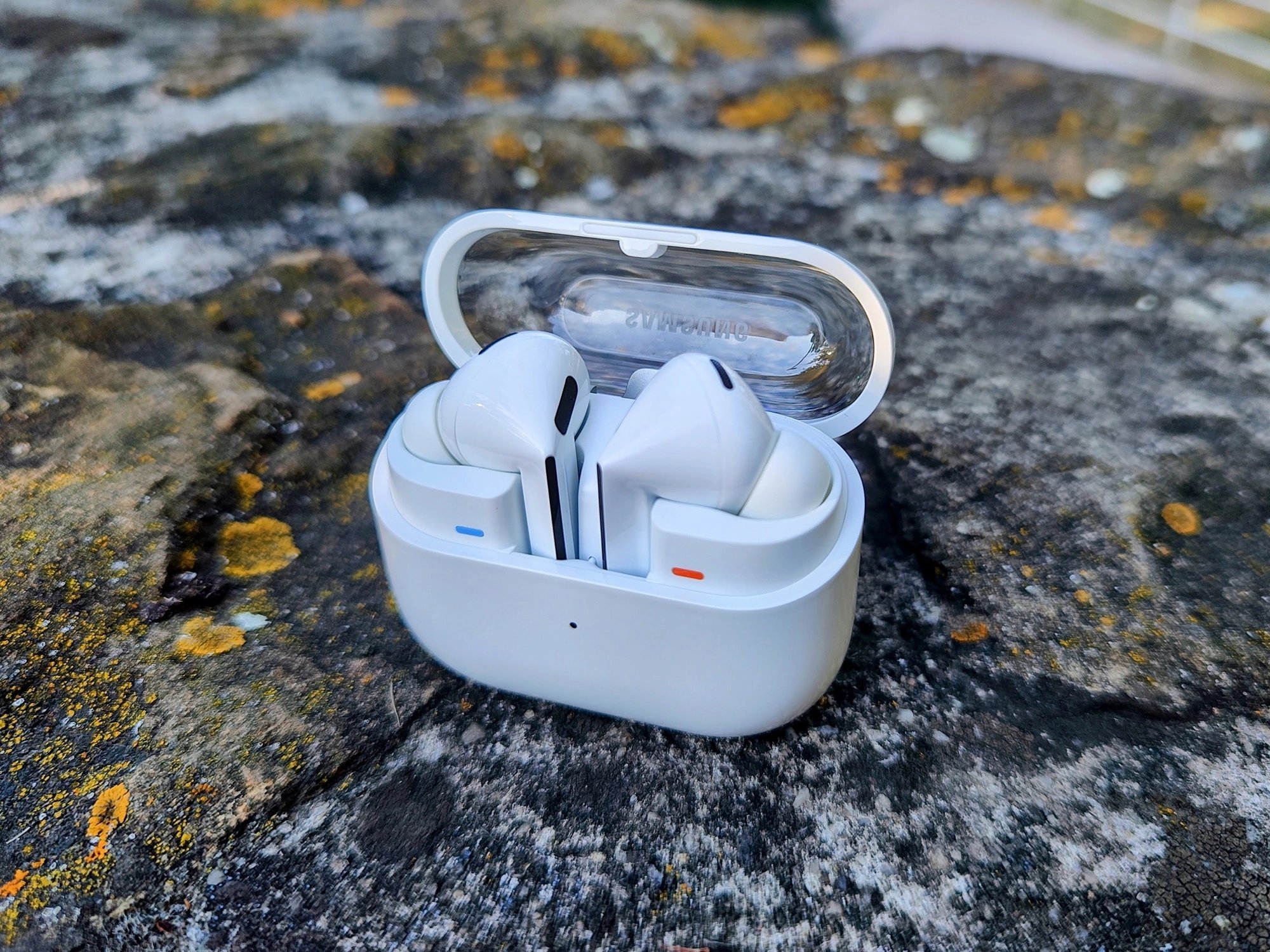 Nová sluchátka Samsung Galaxy Buds3 Pro doznala oproti předchozí generaci značných designových změn