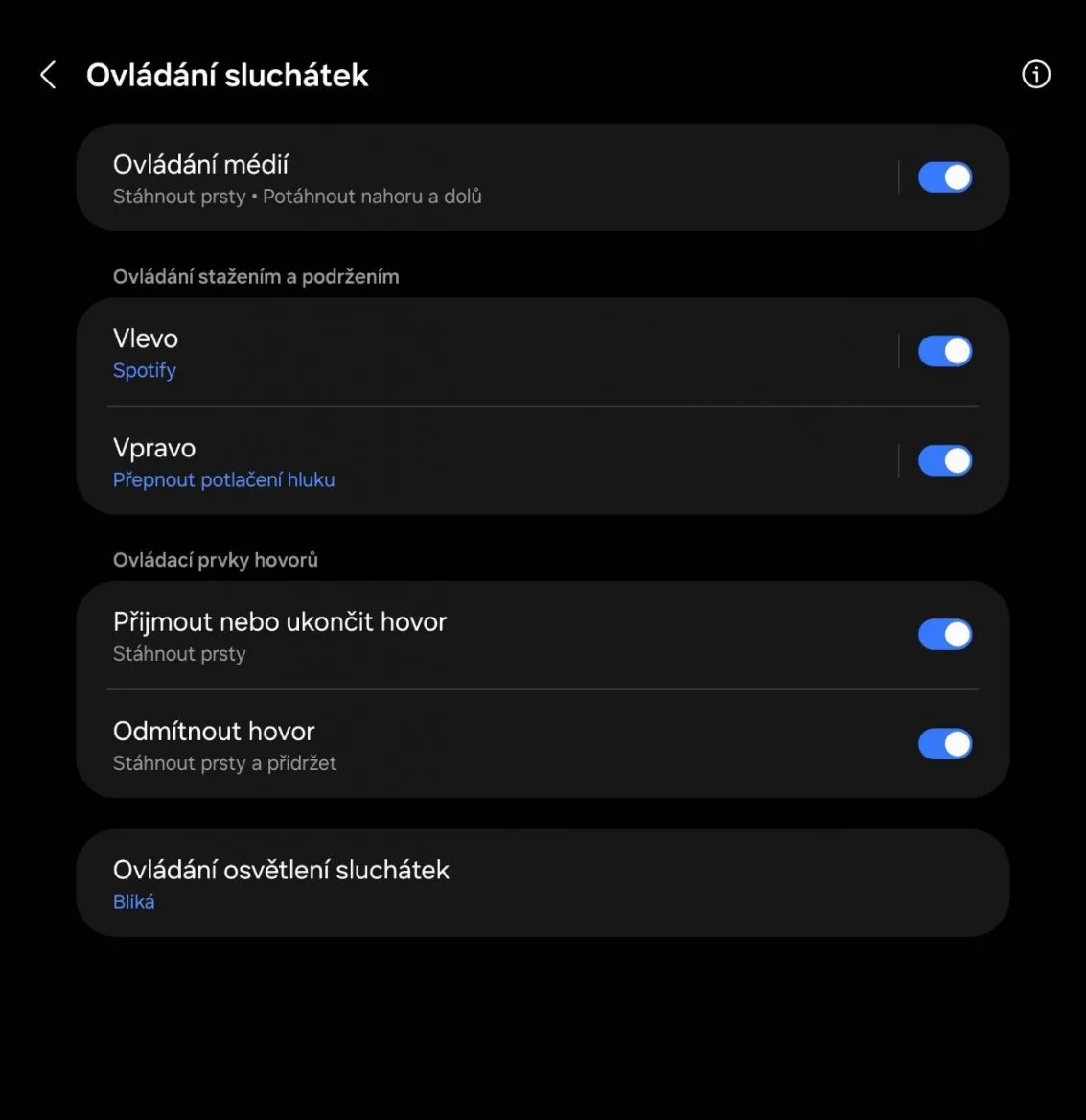 Díky široké ploše na sluchátkách je k dispozici i široká paleta gest
