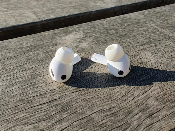 Samotná sluchátka se díky přítomnosti nožiček více podobají AirPods než kdykoliv dříve